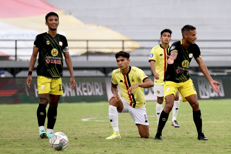 Pemain Persik Kediri Muhammad Ridwan saat pertandingan pekan 32 liga 1 2021-2022 melawan Barito Putera yang berakhir dengan skor 0-2 di Stadion Kapten I Wayan Dipta Gianyar, Sabtu (19/3/2022) sore.