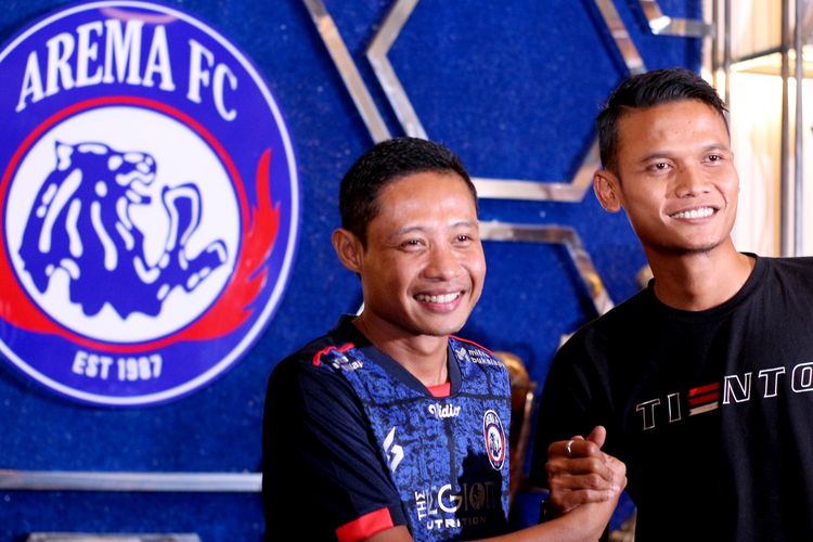 Pemain baru Arema FC Evan Dimas bersalaman sengam pemain Ikhfanul Alam seusai diperkenalkan pada media di Kandang Singa, Kantor Arema FC, Kamis (7/4/2022) sore.