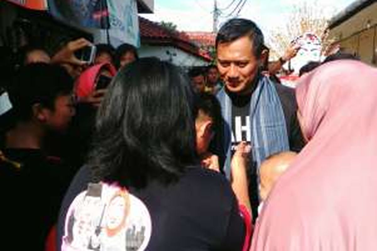 Calon gubernur DKI Jakarta Agus Harimurti Yudhoyono saat berkampanye di kawasan RW 02 Meruya, Kembangan, Jakarta Selatan, Minggu (8/1/2017).