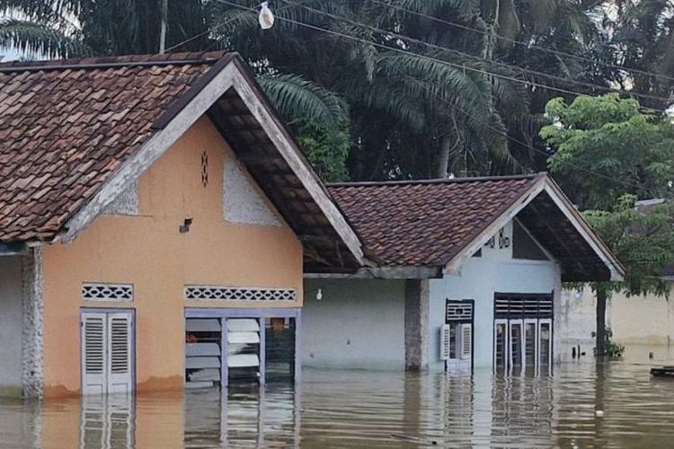 Rumah warga di Kabupaten Tebo, Provinsi Jambi, terendam banjir, Selasa (9/1/2024). 