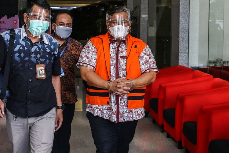 Tersangka Bupati nonaktif Labuhanbatu Utara Khariuddin Syah Sitorus berjalan usai menjalani pemeriksaan di Gedung KPK, Jakarta, Selasa (1/12/2020).  Khairuddin diperiksa atas kasus dugaan suap pengurusan Dana Alokasi Khusus (DAK) APBN-P 2017 dan APBN 2018 untuk Kabupaten Labuhanbatu Utara. ANTARA FOTO/Rivan Awal Lingga/hp.