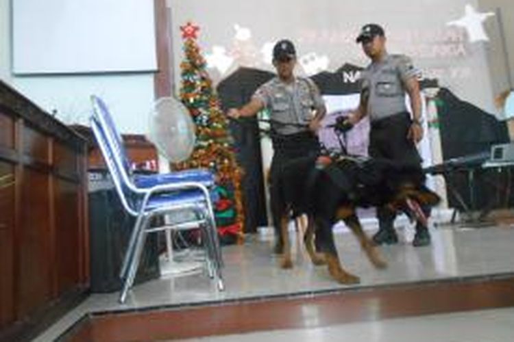 jelang perayaan Natal, Polres Demak sterilisasi gereja dengan melibatkan anjing pelacak, Selasa (23/12/2014 )