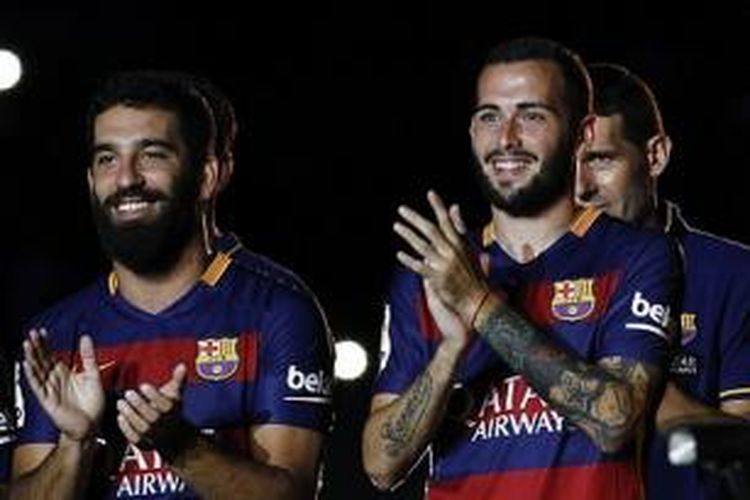 Arda Turan dan Aleix Vidal, seusai membela Barcelona pada Trofeo Joan Gamper melawan AS Roma (5/8/2015). 