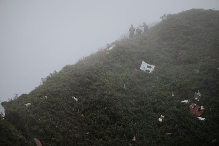 Tim SAR Gabungan memeriksa serpihan pesawat ATR 42-500 milik IAT di Puncak Gunung Bulusaraung, Kabupaten Pangkep, Sulawesi Selatan, Minggu (18/1/2026). Hingga saat ini tim SAR Gabungan masih berusaha mengevakuasi para korban kecelakaan pesawat yang terhalang oleh cuaca buruk. ANTARA FOTO/Muchtamir/Lmo. 5 Fakta Terbaru Kecelakaan Pesawat ATR 42 500: Kronologi, Penyebab, dan Lokasi Black Box