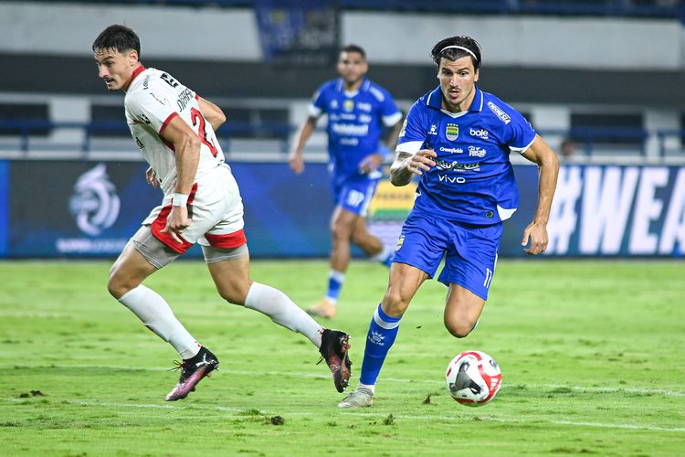Aksi penyerang Persib Bandung Sergio Castel melawan Bali United yang belum bisa mencetak gol sejak di datangkan tengah musim Super League 2025-2026. 