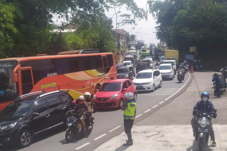 Arus mudik di Nagreg, Kabupaten Bandung, Jawa Barat, H-2 sudah memperlihatkan kepadatan.