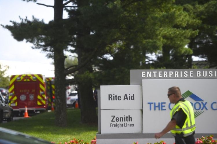 Polisi memblokade pintu masuk ke Pusat Distribusi Ride Aid, lokasi terjadinya penembakan yang menewaskan tiga orang. Pelaku kemudian bunuh diri. Insiden ini terjadi pada Kamis (20/9/2018) di Aberdeen, Maryland, Amerika Serikat. (AFP/Mark Makela)