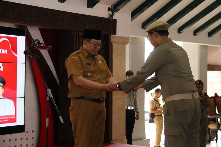 Pelaksasna tugas (Plt) Bupati Malang Didik Gatot Subroto dalam penyerahan Kirab Pataka Jer Basuki Mawa Beya di Pendopo Agung Kabupaten Malang, Senin (30/9/2024).