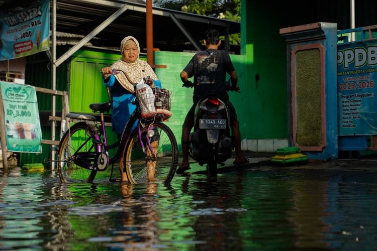 Gubernur Jawa Tenga, Ahmad Luthfi saat meninjau banjir di Kecamatan Genuk, Kota Semarang pada Senin, (27/10/2025).