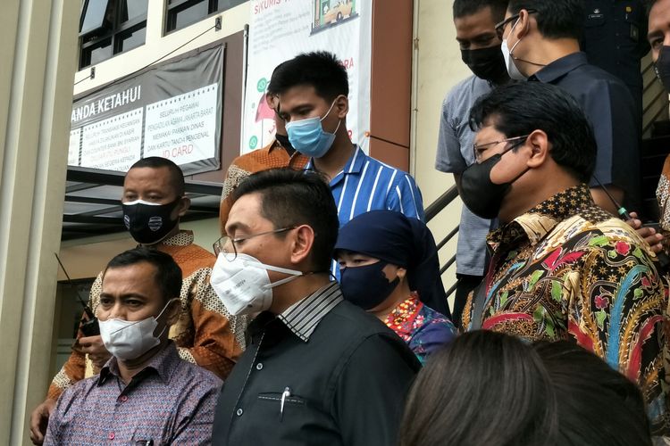 Ayah mendiang Bibi Andriansyah, (kiri bawah), ibu Bibi, Dewi Zuhriati, didampingi tim kuasa hukum Sandy Arifin (baju hitam)setelah sidang perdana atas hak perwalian cucunya, Gala Sky Andriansyah di Pengadilan Agama Jakarta Barat, Rabu (15/12/2021).