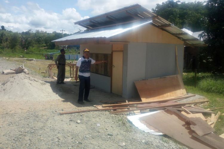 Sebuah kios yang dibangun di badan jalan Gorontalo Outer Ring Road (GORR) ditertibkan Satuan Polisi Pamong Praja Provinsi Gorontalo.