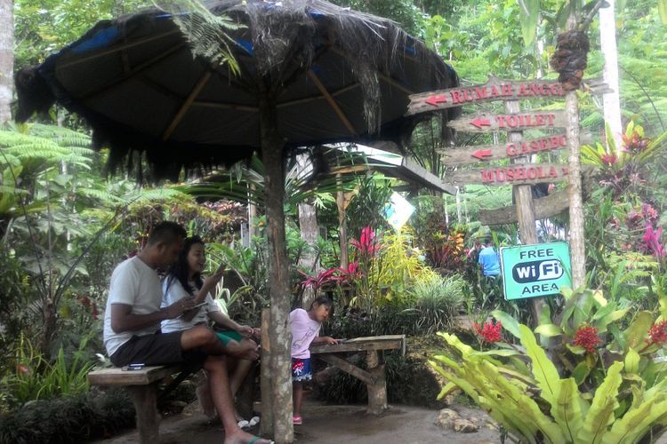 Pengelola Taman Sungai Mudal menyediakan fasilitas selengkap mungkin, seperti kamar mandi, kamar ganti, mushola, dan warung makan. Tak lupa gazebo di mana ada Wifi gratis sebagai tempat beristirahat. 
