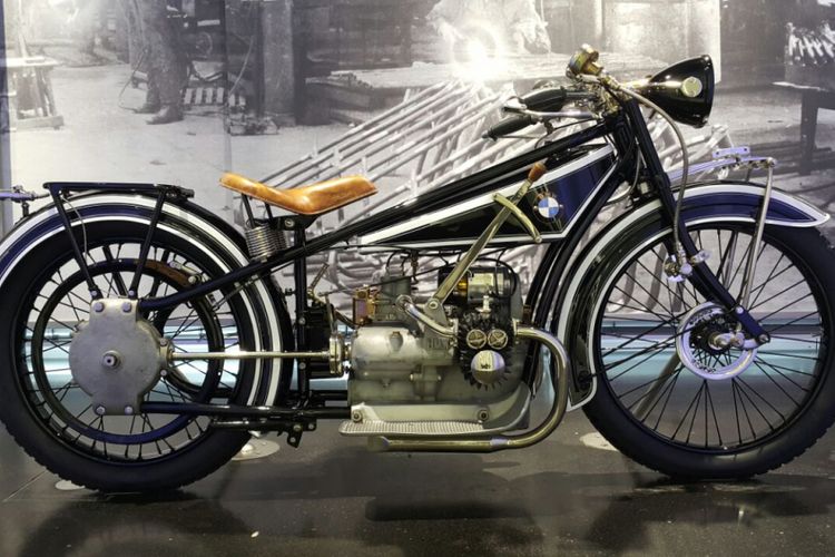 R 32 yang mengawali sukses BMW memproduksi sepeda motor tahun 1932