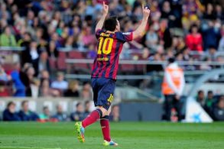 Penyerang Barcelona, Lionel Messi, merayakan golnya dalam pertandingan lanjutan Primera Division melawan Real Betis di Camp Nou, Sabtu (5/4/2014).  
