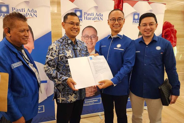 Arfi Rafnialdi menerima surat rekomendasi dari Sekretaris Jenderal DPP PAN Eddy Soeparno di acara Rakerwil PAN Jabar di Trans Luxury Hotel, Kota Bandung, Sabtu (15/6/2024).