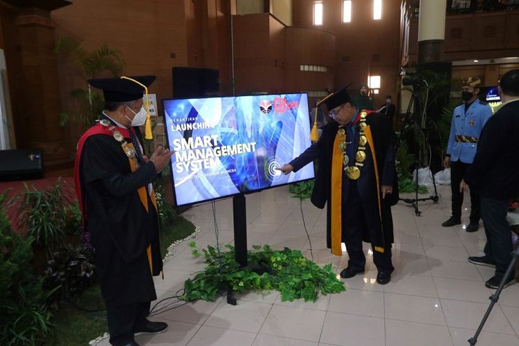 Universitas Pendidikan Indonesia (UPI) menyelenggarakan Upacara Peringatan Dies Natalis ke-68 UPI dan meluncurkan aplikasi smart management system (SMS), yang diselenggarakan secara dalam jaringan (daring) melalui TVUPI Digital, Selasa (19/10/2022). 