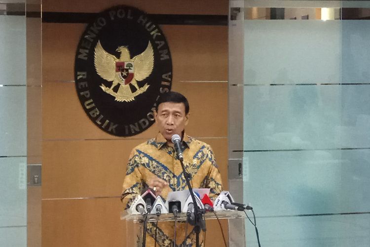 Menteri Koordinator Bidang Politik Hukum dan Keamanan, Wiranto angkat bicara soal polemik pernyataan Panglima TNI Jenderal Gatot Nurmantyo tentang isu pembelian 5000 pucuk senjata oleh institusi non militer. Jakarta, Minggu (24/9/2017).