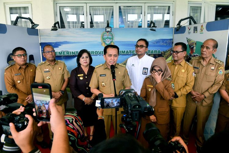 Pj Gubernur Sumut Agus Fatoni meluncurkan Gerakan Penanganan Inflasi Serentak se-Sumut, pada kegiatan High Level Meeting Tim Pengendilan Inflasi Daerah (TPID) yang diselenggarakan di Aula Tengku Rizal Nurdin, Rumah Dinas Gubernur Sumut, Jalan Sudirman No. 41, Medan, Selasa (23/7/2024) lalu.
