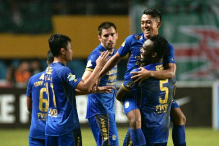 Pemain Persib Bandung merayakan gol Febri Hariyadi seusai dia membobol gawang tuan rumah Sriwijaya FC pada partai tunda pekan 20 Liga 1, Senin (4/9/2017).