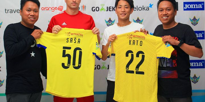 Sasa Zecevic (dua dari kiri) dan Yusuke Kato (dua dari kanan), saat diperkenalkan sebagai pemain baru Persegres Gresik United.