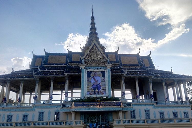 Istana  Kerajaan Kamboja di Phnom Penh. 
