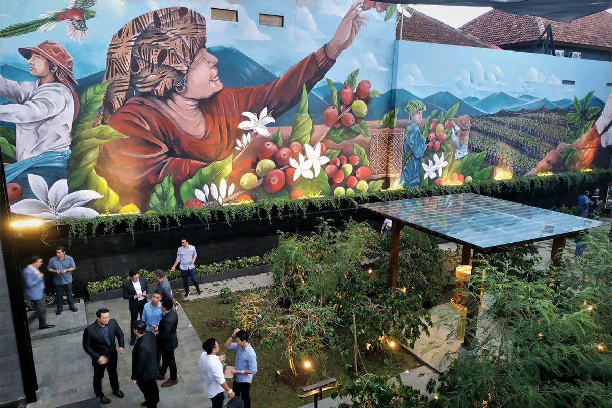 Mural panen kopi di Starbucks Reserve Dewata