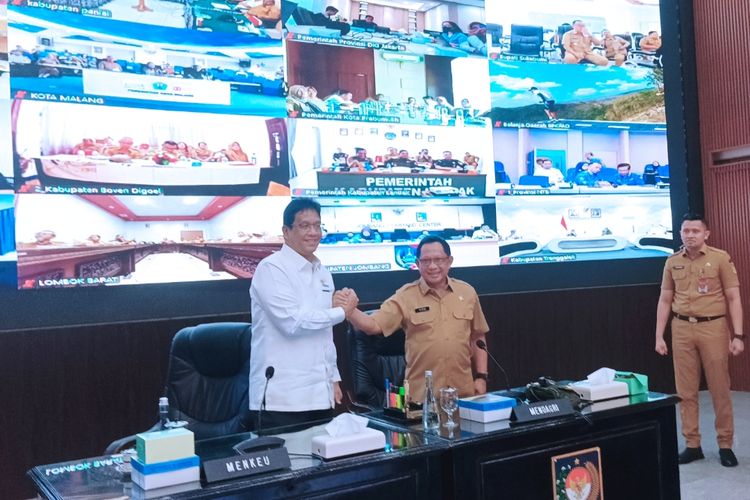 Menkeu Purbaya Yudhi Sadewa dan Mendagri Tito Karnavian usai menggelar rapat koordinasi inflasi daerah 2025 di Kantor Kemendagri, Jakarta, Senin (20/10/2025).