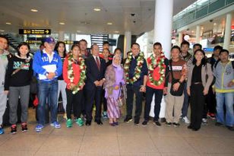 Tim bulu tangkis Indonesia berpose bersama perwakilan Kedutaan Besar Republik Indonesia (KBRI) Denmark di Copenhagen International Airport, Jumat (22/8/2014). Mereka datang untuk mengikuti Kejuaraan Dunia yang berlangsung 25-31 Agustus.