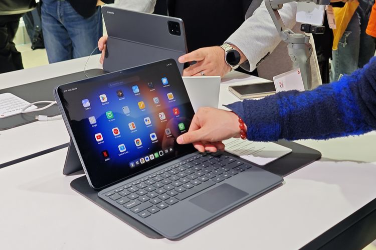 Unit Xiaomi Pad 6S Pro di booth Xiaomi di arena MWC 2024 di Barcelona, Spanyol