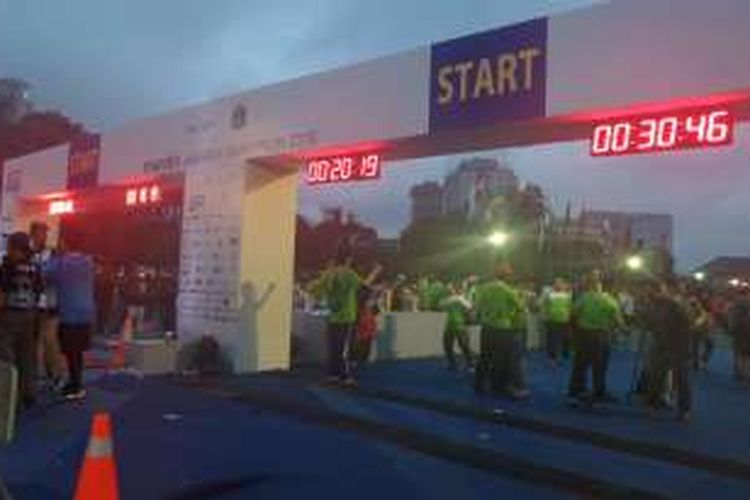 Para peserta Jakarta Marathon 2016 bersiap di garis start, Minggu (23/10/2016).
