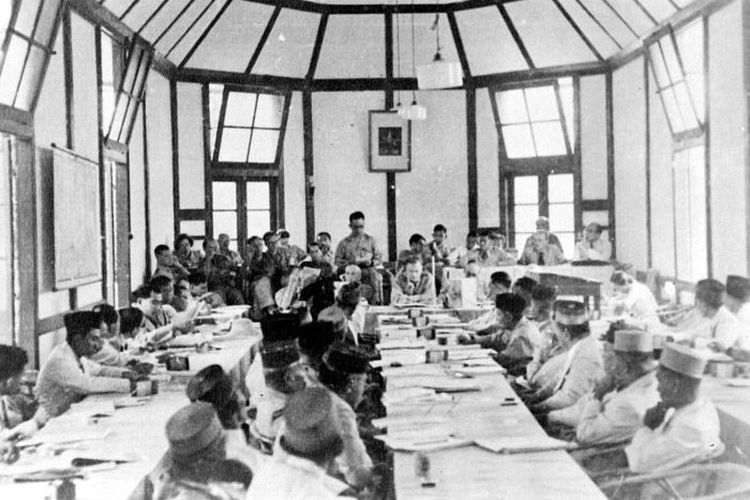 Konferensi di Malino yang melibatkan 39 pihak dari Kalimantan (Borneo), Grote Oost (selanjutnya menjadi Negara Indonesia Timur), dan Belanda, dipimpin oleh Van Mook, untuk membicarakan pembentukan Negara Indonesia Serikat pada Juli 1946