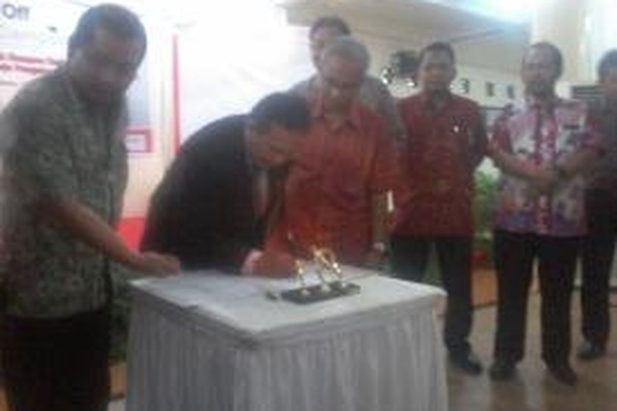 Penandatanganan MoU program IndiCampus antara PT Telekomunikasi Indonesia Tbk (Telkom) dengan 13 perguruan tinggi, Cirebon, Rabu (11/6/2014).