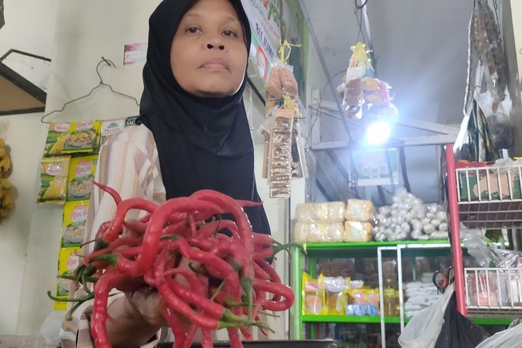 Salah seorang pedagang cabai merah keriting di Pasar Bendungan, Kulon Progo, Daerah Istimewa Yogyakarta.