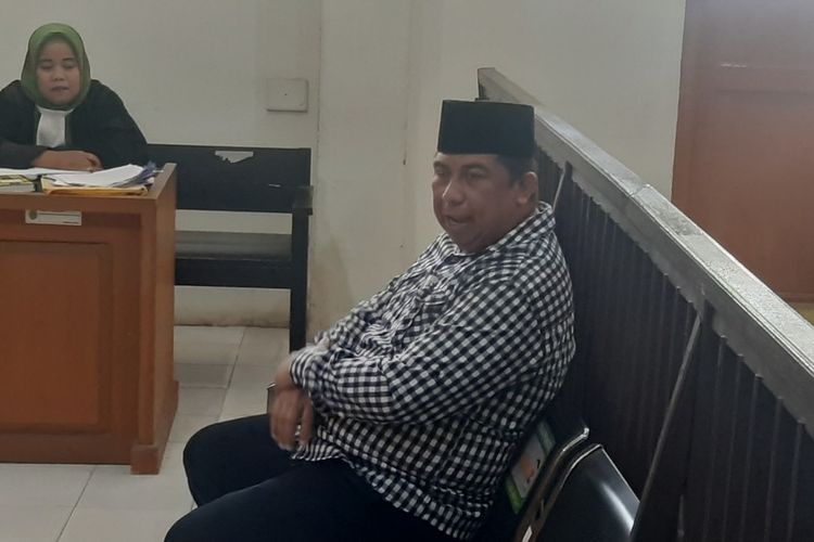 Ipda Vulton Matheos oknum perwira Polres Ogan Komering Ulu (OKU) yang menjadi terdakwa kasus penipuan proyek senilai Rp 225 juta saat menjalani sidang di Pengadilan Negeri Palembang.