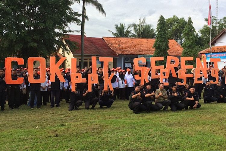 Para Petugas Pemutakhiran Data Pemilih (PPDP) Kabupaten Pekalongan, Jawa Tengah, foto bersama sebelum dilepas.