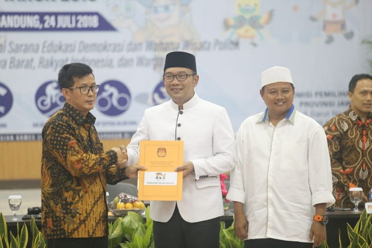 Ridwan Kamil dan Uu Ruzhanul Ulum saat ditetapkan oleh Ketua KPU Jabar sebagai gubernur dan wakil gubernur terpilih Jawa Barat periode 2018-2023, Selasa (24/7/2018).