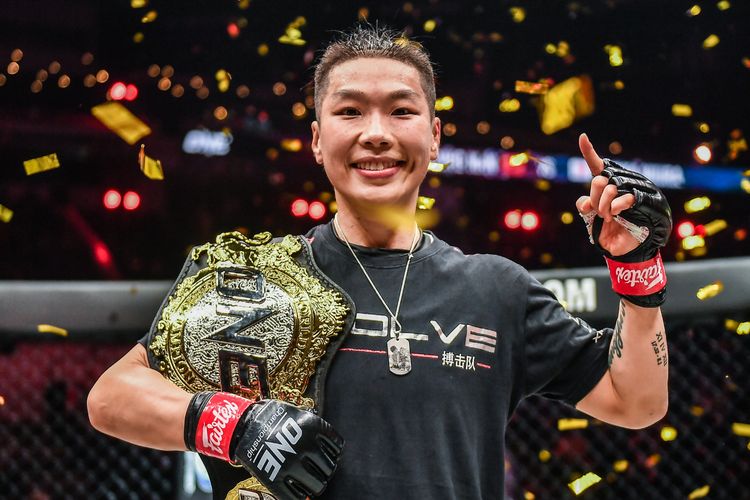 Xiong Jing Nan berhasil mempertahankan gelar juara ONE Women's Strawweight dengan kemenangan mutlak atas petarung peringkat 4 divisi strawweight Ayaka Miura, Jumat (14/1/2022).
