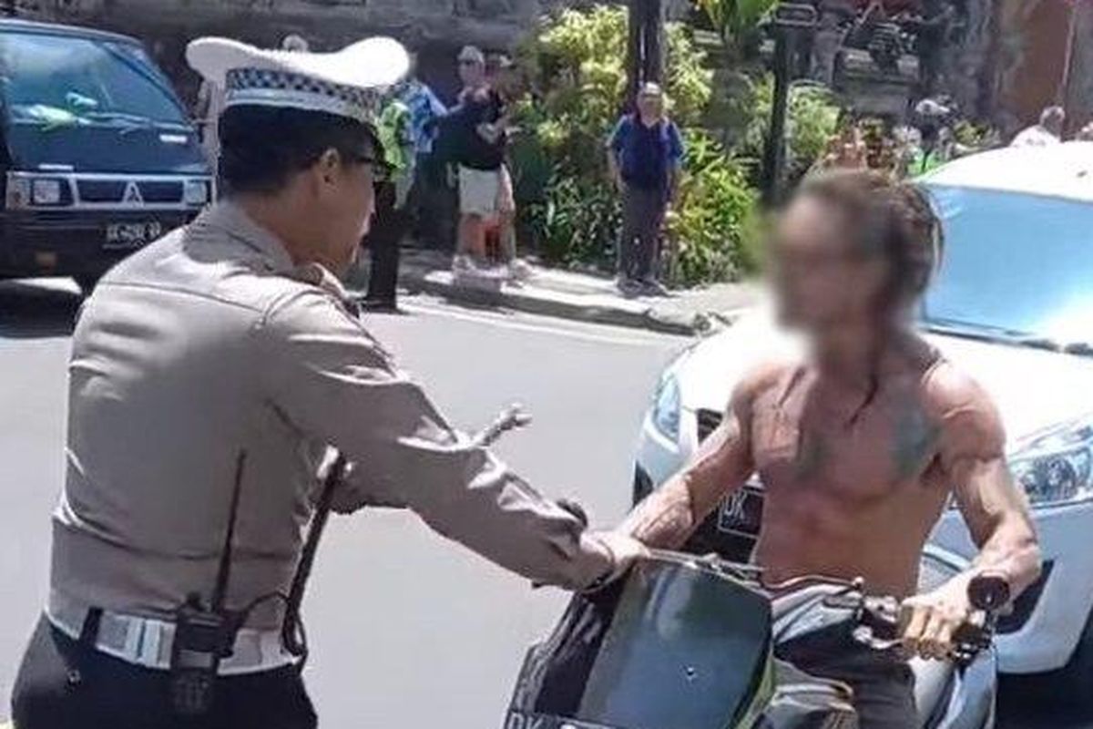 Viral WNA pelanggar lalu lintas bentak Kasatlantas Gianyar saat melakukan razia di Catus Pata depan Puri Ubud, Kabupaten Gianyar, Bali. 