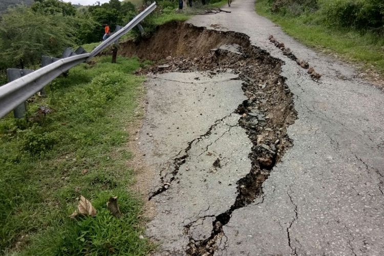 Jalan Trans Seba-Liae di Desa Raimueda, Kecamatan Sabu Barat, Kabupaten Sabu Raijua, Nusa Tenggara Timur (NTT) putus akibat tanah longsor, Minggu (14/1/2018)