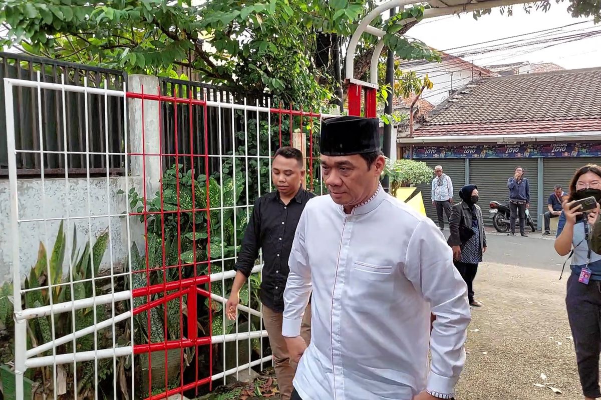 Mantan Wakil Gubernur DKI Jakarta Ahmad Riza Patria mendatangi rumah duka Ferry Mursyidan Baldan, di Jalan Anggrek Cendrawasih IX, Kemanggisan, Palmerah, Jakarta Barat, pada Jumat (2/12/2022) sore. 