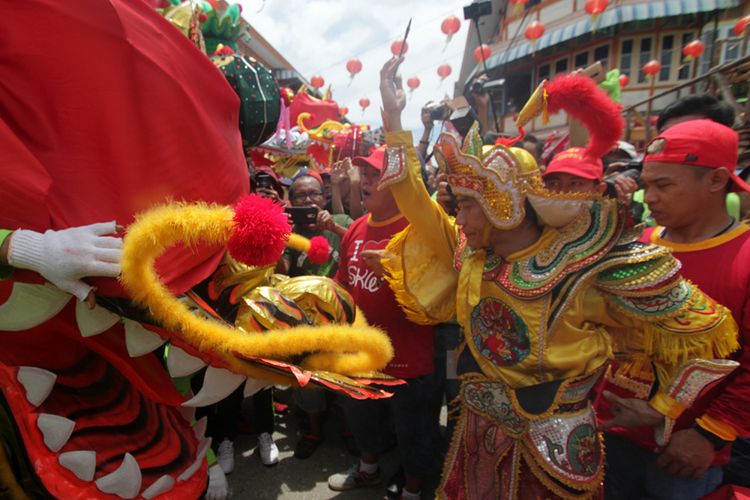 Ritual buka mata sembilan replika naga Santo Yosep Singkawang Grup yang dipusatkan di Vihara Tri Dharma Bumi Raya, Singkawang, Kalimantan Barat (28/2/2018)