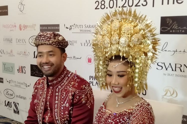 Komika Kiky Saputri (kanan) saat konferensi pers momen pernikahannya dengan Muhammad Khairi di The Tribrata Darmawangsa, Jakarta Selatan, Sabtu (28/1/2023).