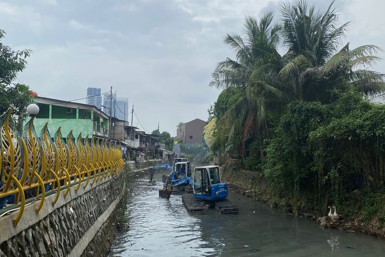 Pengerukan Kali Cideng di Menteng Dalam, Tebet, Jakarta Selatan pada Senin (21/4/2025).