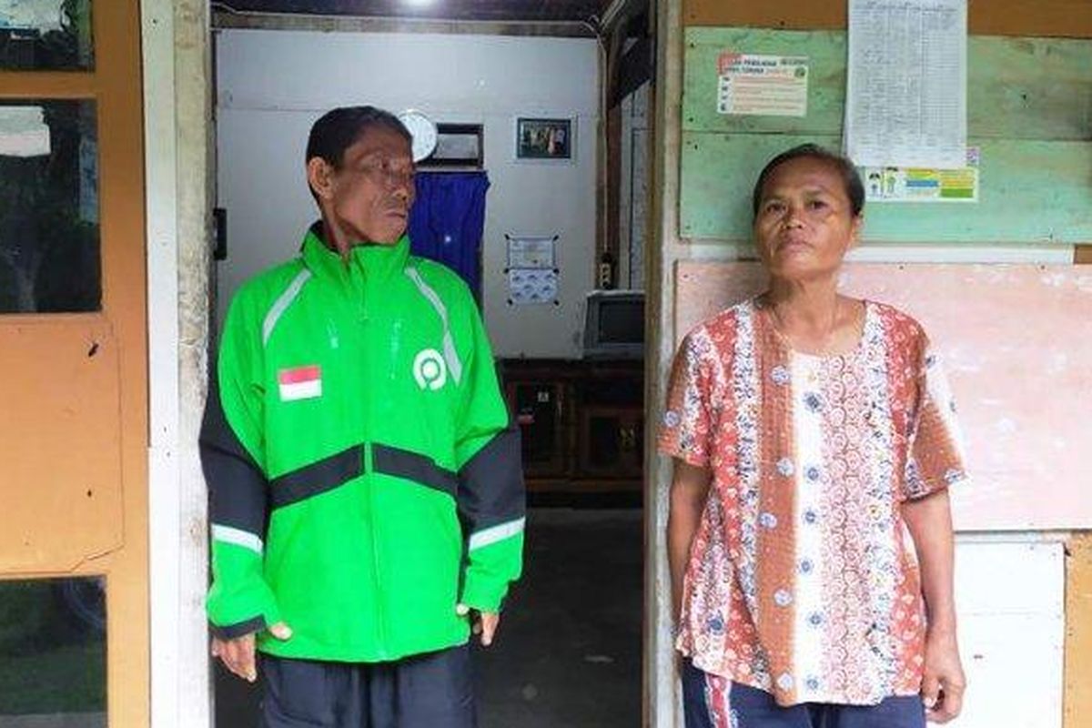 Mulyono sudah sampai di rumahnya di Desa Srowot, Kalibagor, Banyumas saat bersama istrinya, Senin (6/4/2020). (Tribun Jateng/Permata Putra Sejati)