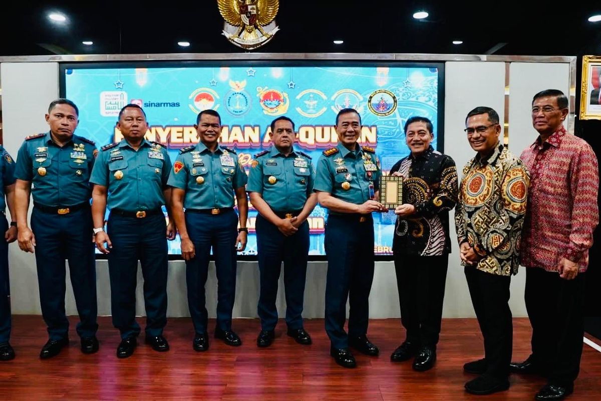 Yayasan Muslim Sinar Mas (YMSM) menyalurkan 1.000 mushaf Al Quran dalam penyerahan simbolis kepada Panglima Komando Armada Republik Indonesia (Pangkoarmada RI), Laksamana Madya TNI Denih Hendrata di Jalan Gunung Sahari, Jakarta Pusat, Rabu (25/2/2026). 
