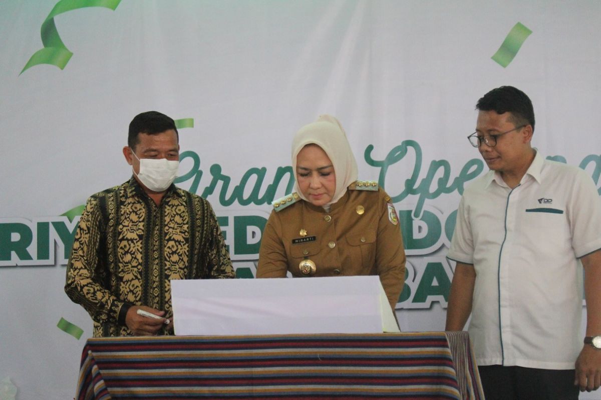 Direktur Dompet Dhuafa Medika M Zakaria saat melakukan penandatanganan prasasti bersama Bupati Tulang Bawang Winarti menandai peresmian RS Griya Medika Dompet Dhuafa, Kecamatan Banjar Agung, Kabupaten Tulang Bawang, Lampung, Senin (8/8/2022)

