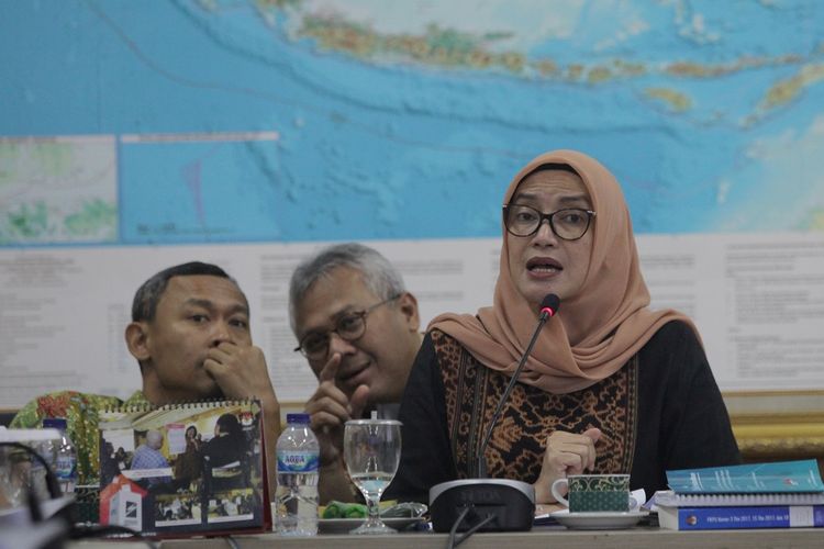 Ketua KPU Arief Budiman (tengah) bersama Komisioner KPU Evi Novida Ginting Manik (kanan) dan  Pramono Ubaid Tanthowi(kiri)  memberikan keterangan kepada wartawan pada Coffee Morning di gedung KPU, Jakarta, Selasa (18/2/2020). Acara tersebut membahas mengenai sosialisasi pencalonan pemilihan di tahun 2020 untuk 270 daerah pemilihan .  ANTARA FOTO/Reno Esnir/pd *** Local Caption ***  