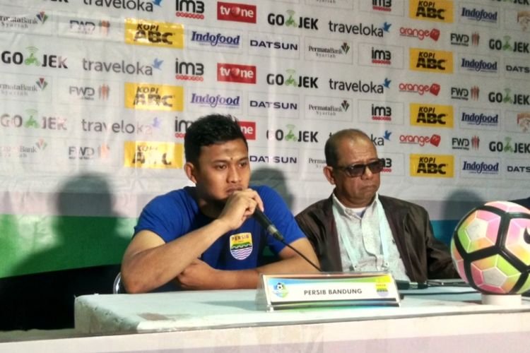 Pelatih pendamping Persib Emral Abus bersama kiper M Natsir saat menghadiri sesi jumpa pers usai laga melawan Bhyangkara FC, Minggu (24/9/2017) petang. 