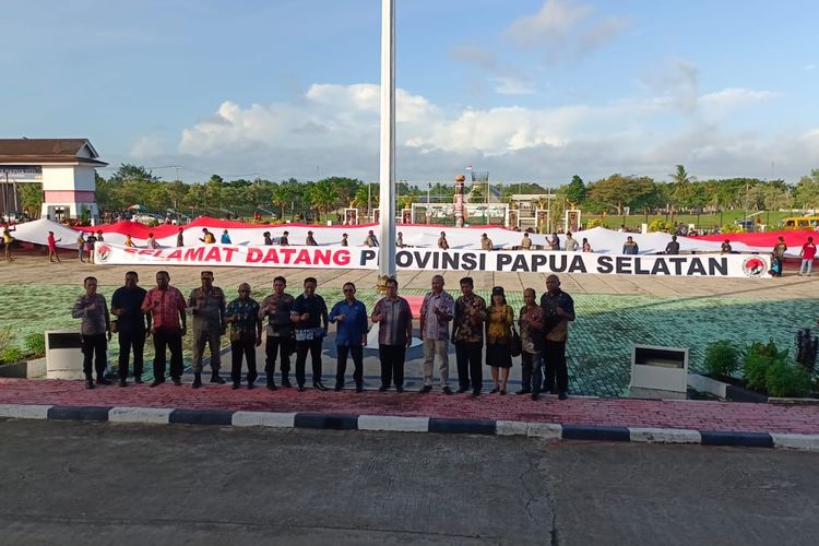 Sejumlah elemen masyarakat di Merauke membentangkan bendera raksasa menyambut pengesahan RUU pembentukan Provinsi Papua Selatan, Kamis (30/6/2022)