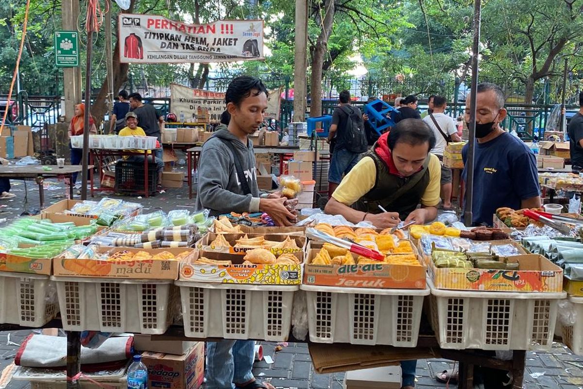 Pedagang di Pasar Kue Subuh Senen Jaya Blok 5, Jakarta Pusat pada Kamis (12/1/2023). 